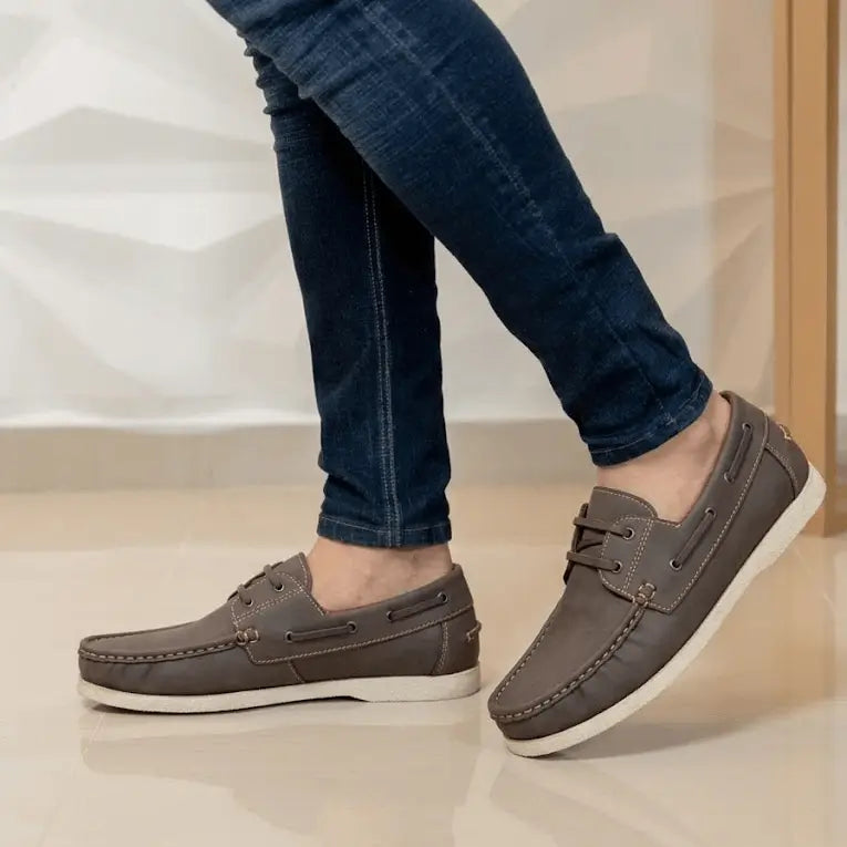 Zapato náutico para hombre color café con costuras a contraste, cordones decorativos y suela antideslizante blanca, calzado casual cómodo y versátil ideal para uso diario y estilo moderno