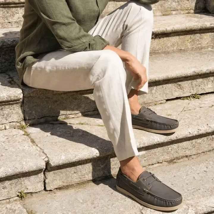 Mocasines náuticos de cuero gris para hombre, suela antideslizante y diseño ergonómico para máxima comodidad en estilo casual de verano