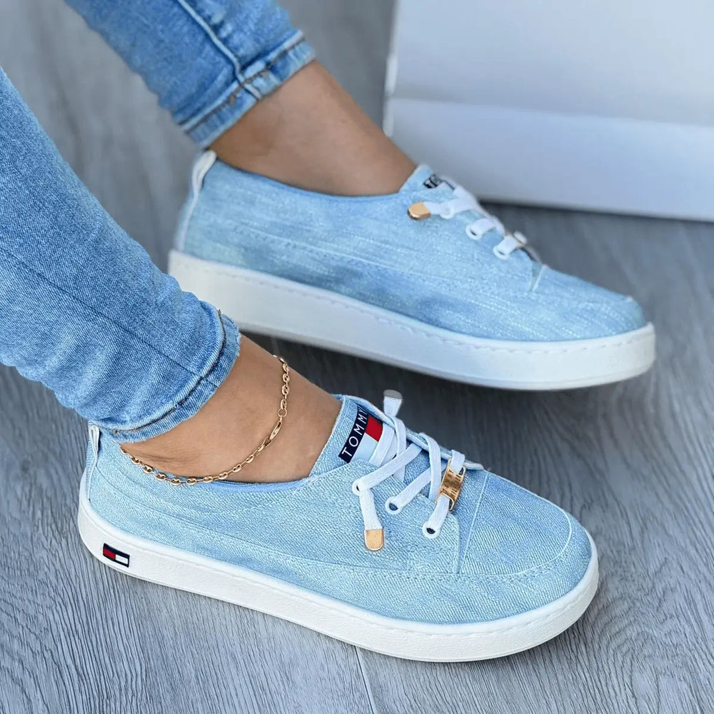 Zapatilla urbana Bolichero Lupita en denim celeste con cordones blancos y suela ancha blanca antideslizante, ligera y cómoda para uso diario y estilo casual
