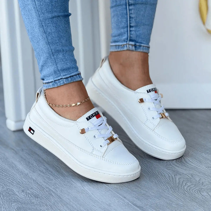 Bolichero Lupita: zapatillas casuales blancas con cordones y herrajes dorados, suela antideslizante y plantilla acolchada para confort diario