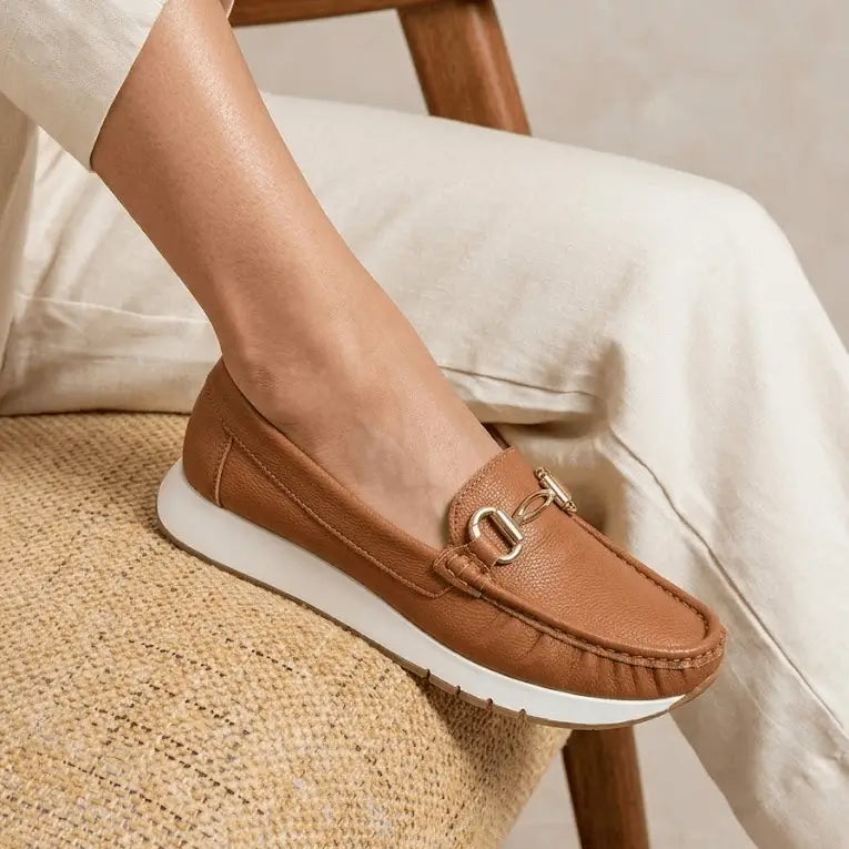 Mocasín casual para mujer en cuero sintético color caramelo con detalle metálico dorado y suela blanca antideslizante, cómodo, versátil y de diseño elegante para uso diario