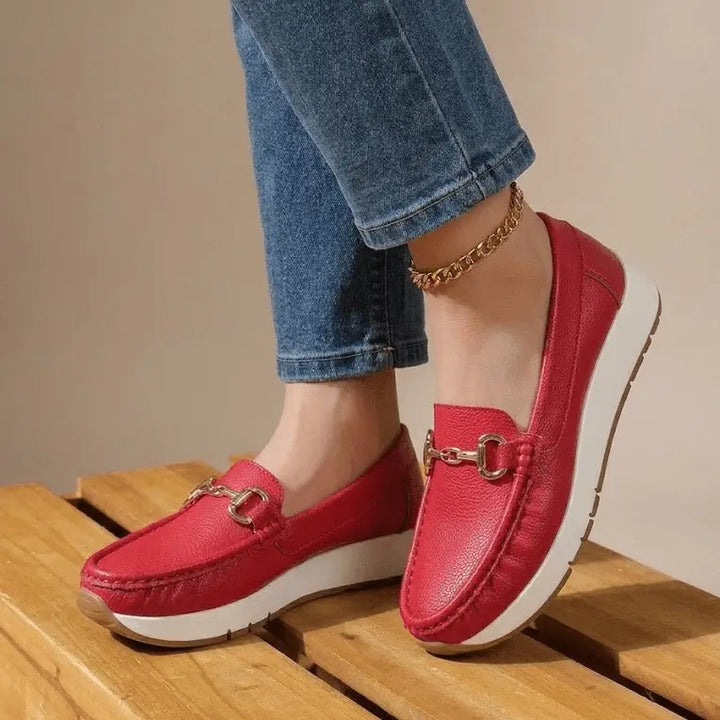 Mocasín rojo mujer con suela plataforma blanca y detalle metálico dorado, diseño ergonómico antideslizante y forro acolchado para máxima comodidad y estilo casual elegante
