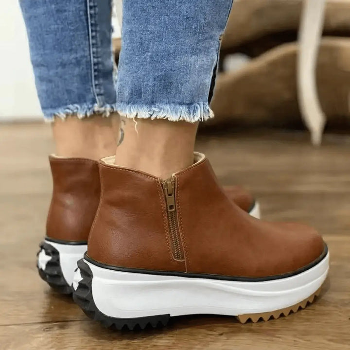 Botín para mujer en cuero sintético café camel con cremallera lateral, suela plataforma blanca antideslizante y plantilla acolchada para comodidad diaria