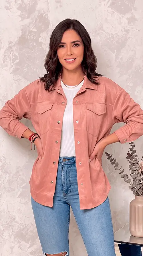 Chaqueta deportiva mujer color salmón con cierre de botones y bolsillos frontales, tejido suave y transpirable, corte holgado y diseño moderno, ligera y versátil para entrenamiento y uso diario.