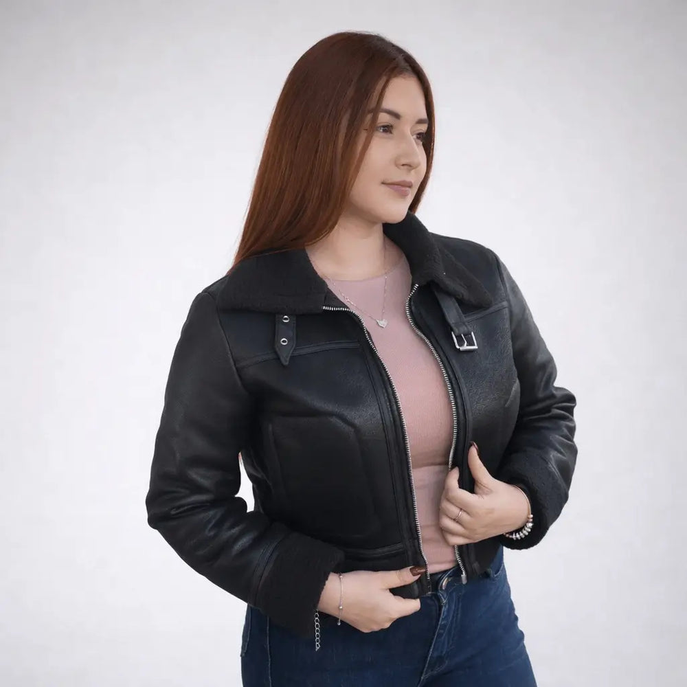 Chaqueta Piloto Ovejera Lía, chaqueta tipo aviador con forro de borrego sintético y cuello alto, cierre frontal y bolsillos; cálida, resistente y versátil para invierno y looks urbanos con jeans y botas.