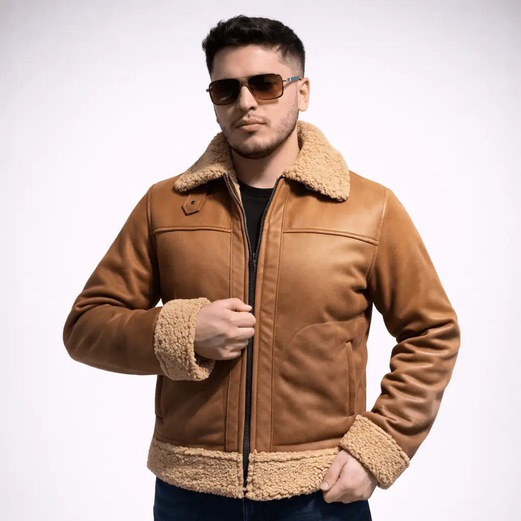 Chaqueta piloto ovejera para hombre: forro tipo borrego que mantiene el calor, exterior resistente, cierre frontal y bolsillos; abrigo urbano versátil para clima frío.