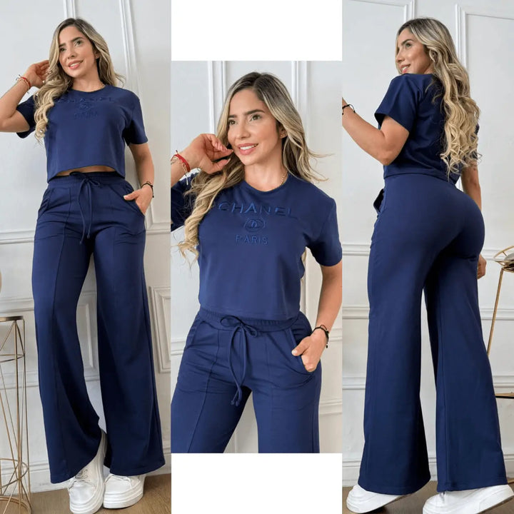 Conjunto bordado Laura en azul marino de dos piezas con top crop de manga corta y pantalón ancho de tiro alto con cordón ajustable, tejido suave y transpirable que aporta estilo casual chic y comodidad todo el día