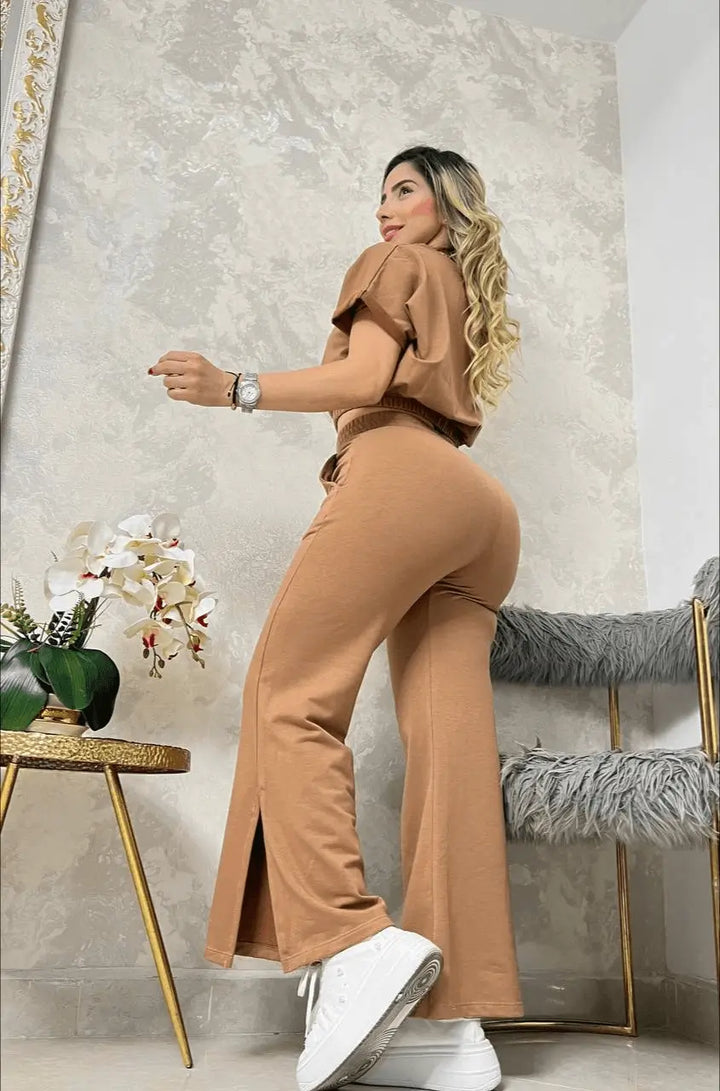 Conjunto mujer con top crop manga corta y pantalón campana color caramelo en tejido suave y elástico, realza la silueta, ajuste cómodo en la cintura y estilo casual urbano de tendencia.