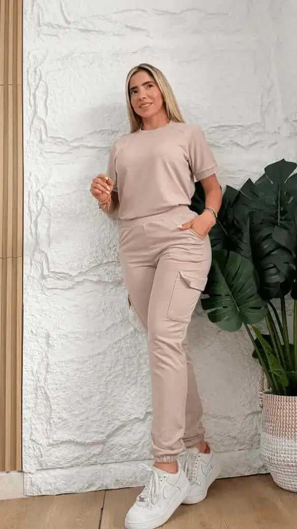 Conjunto cargo para mujer con pantalón de bolsillos grandes y chaqueta corta, estilo urbano y funcional, cómodo, resistente y fácil de combinar con botas o tenis