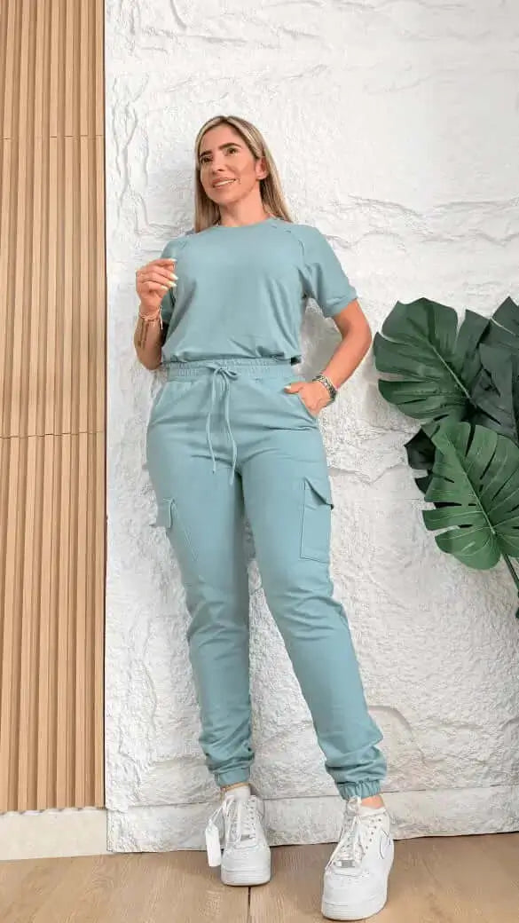 Conjunto cargo para mujer: chaqueta corta y pantalón con bolsillos funcionales, tela resistente y ajuste cómodo, estilo urbano.