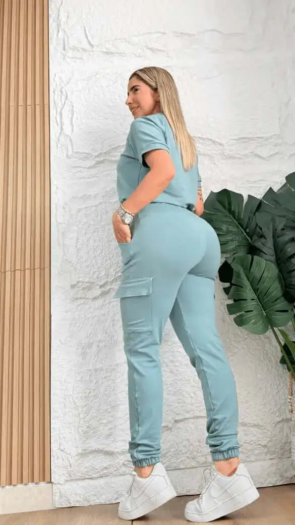 Conjunto cargo Isabelle: prenda estilo cargo en tela resistente con múltiples bolsillos, cintura ajustable y corte cómodo; versátil para uso urbano, trabajo y viajes.