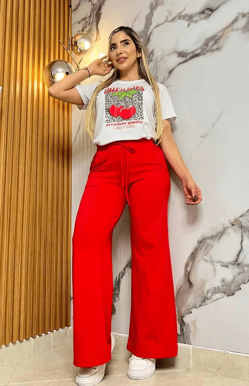 conjunto bota campana color cereza con pantalón acampanado de tiro alto y camiseta manga corta con estampado de cerezas, tejido suave y elástico para máxima comodidad y frescura, ideal para un look urbano casual moderno con zapatillas blancas