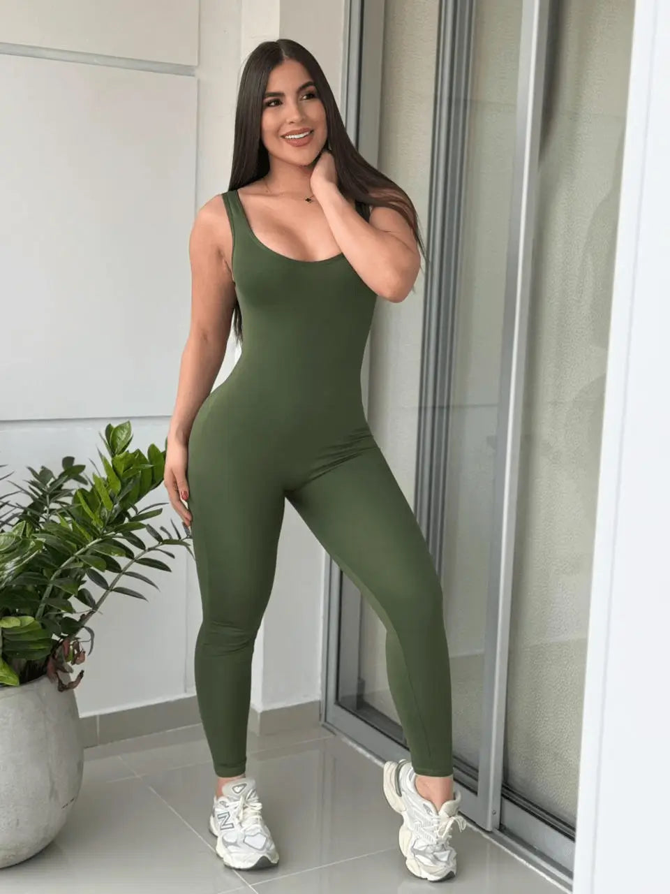 Enterizo esqueleto Julia en verde oliva para mujer, diseño ceñido que moldea la silueta, tela elástica y transpirable de secado rápido, cómodo y versátil para gimnasio, yoga o uso diario casual