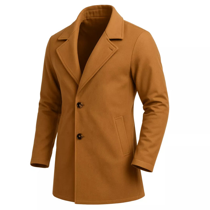 Outfit masculino moderno con gabardina camello y camisilla blanca. Un look versátil para hombre disponible en nuestra tienda online con envíos rápidos a toda Colombia