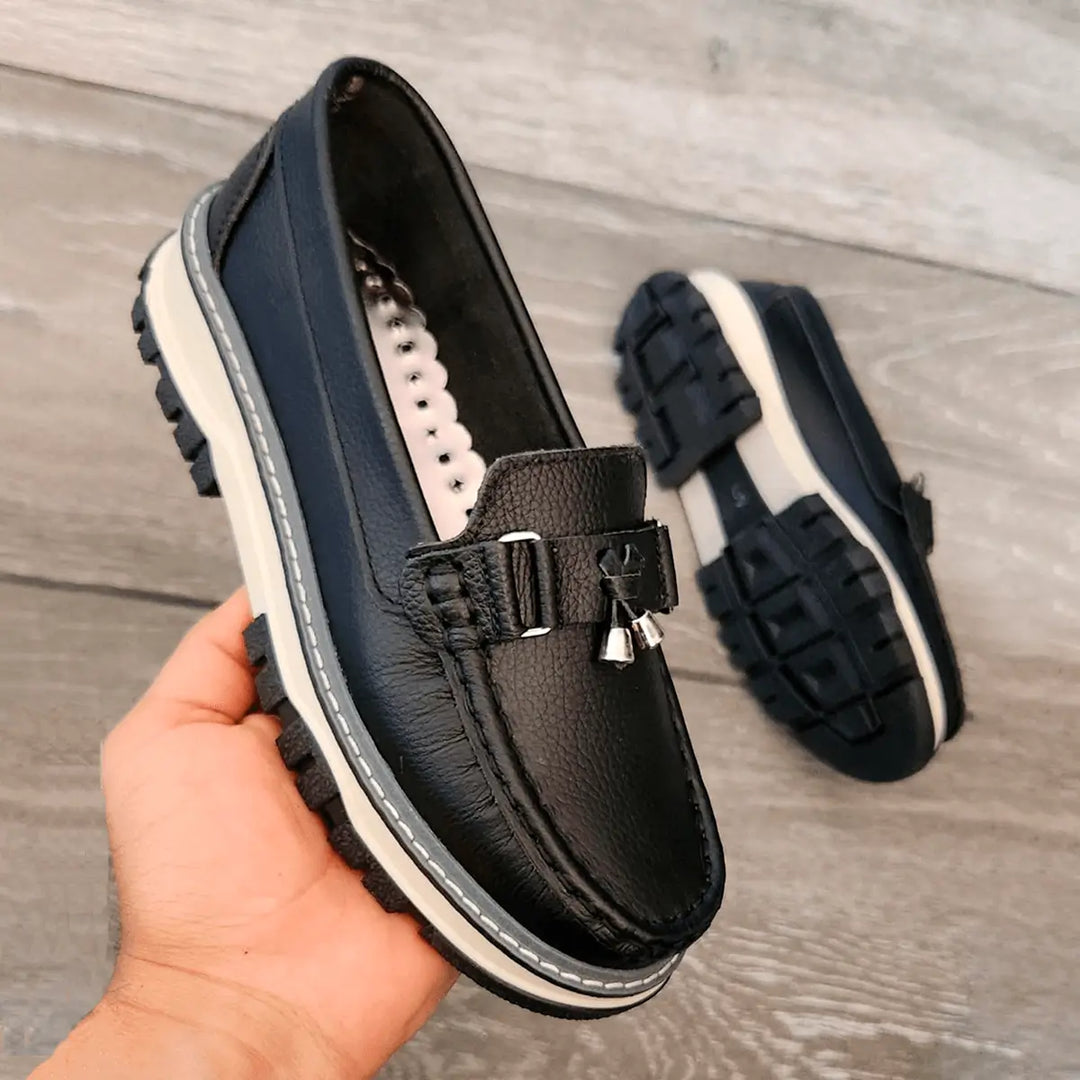 Zapatos mocasines negros para hombre o mujer con diseño casual elegante, suela antideslizante y cómoda, ideales para uso diario y eventos formales, confeccionados en 100% cuero animal, material resistente y duradero que proporciona confort y estilo moderno.