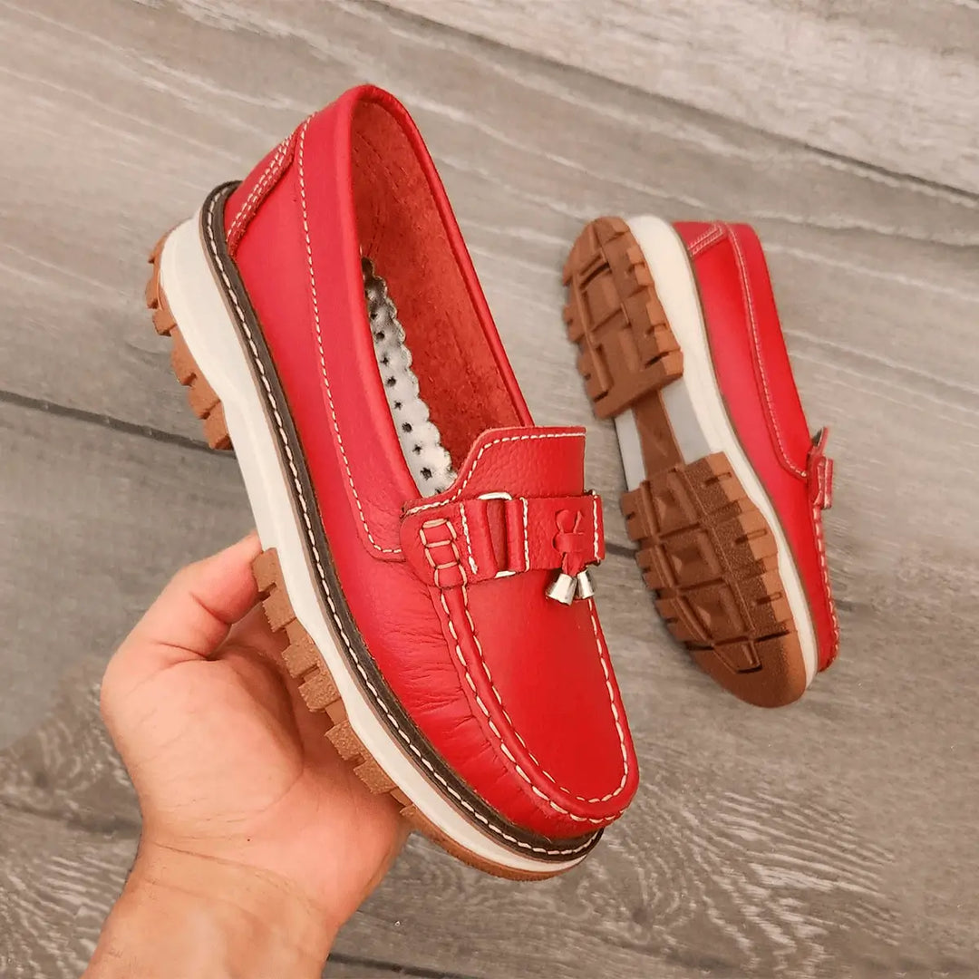 Calzado mocasín rojo para mujer o hombre de cuero suave, suela antideslizante y resistente, diseño cómodo y duradero ideal para uso diario y estilo casual elegante en Colombia.