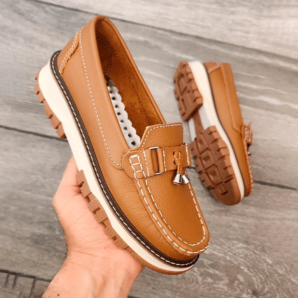 Zapatos mocasines Elara en cuero 100% animal color marrón claro, con suela antideslizante y diseño elegante perfecto para uso diario, ofrecen comodidad, durabilidad y estilo moderno, ideales para hombres que buscan calzado casual y versátil para todas las ocasiones.