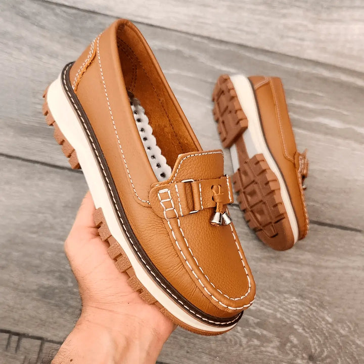Zapatos mocasines Elara en cuero 100% animal color marrón claro, con suela antideslizante y diseño elegante perfecto para uso diario, ofrecen comodidad, durabilidad y estilo moderno, ideales para hombres que buscan calzado casual y versátil para todas las ocasiones.