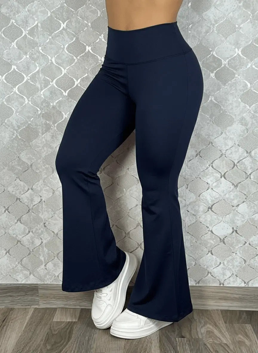 Pantalón mujer tiro alto corte recto en tela elasticada, elegante y cómodo para oficina y uso diario; moldea la silueta.