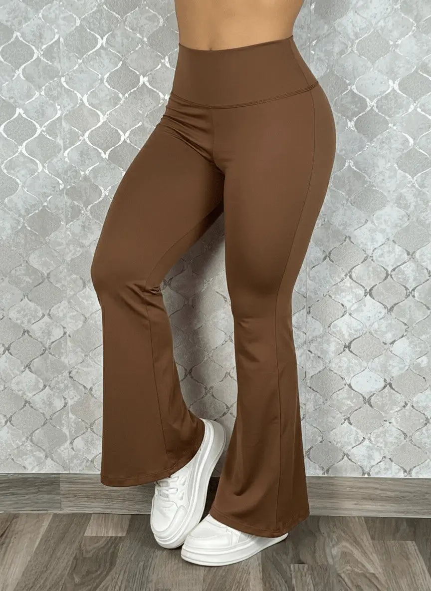 Imagen de pantalón para mujer elegante y versátil, corte clásico con ajuste favorecedor, tejido cómodo y flexible, ideal para oficina, eventos y uso diario y combina con zapatos formales o casuales