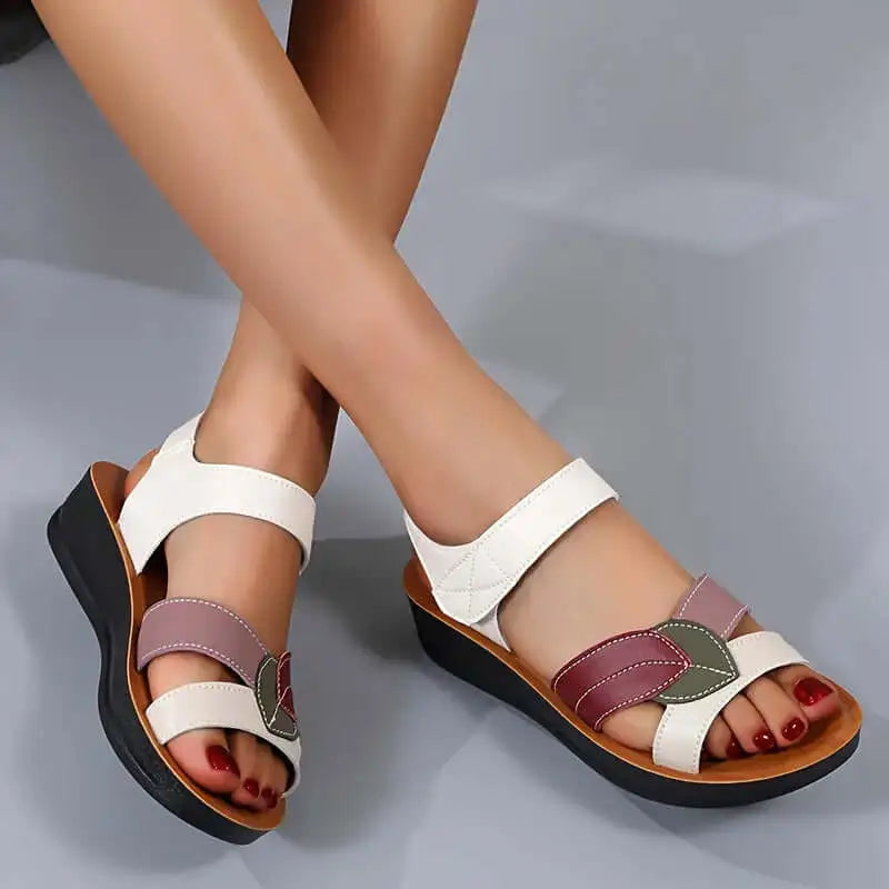 Sandalias cómodas para mujer con diseño de hojas en tonos beige y marrón, suela antideslizante y plataforma ligera que proporciona soporte y estilo ideal para uso diario y paseos casuales.