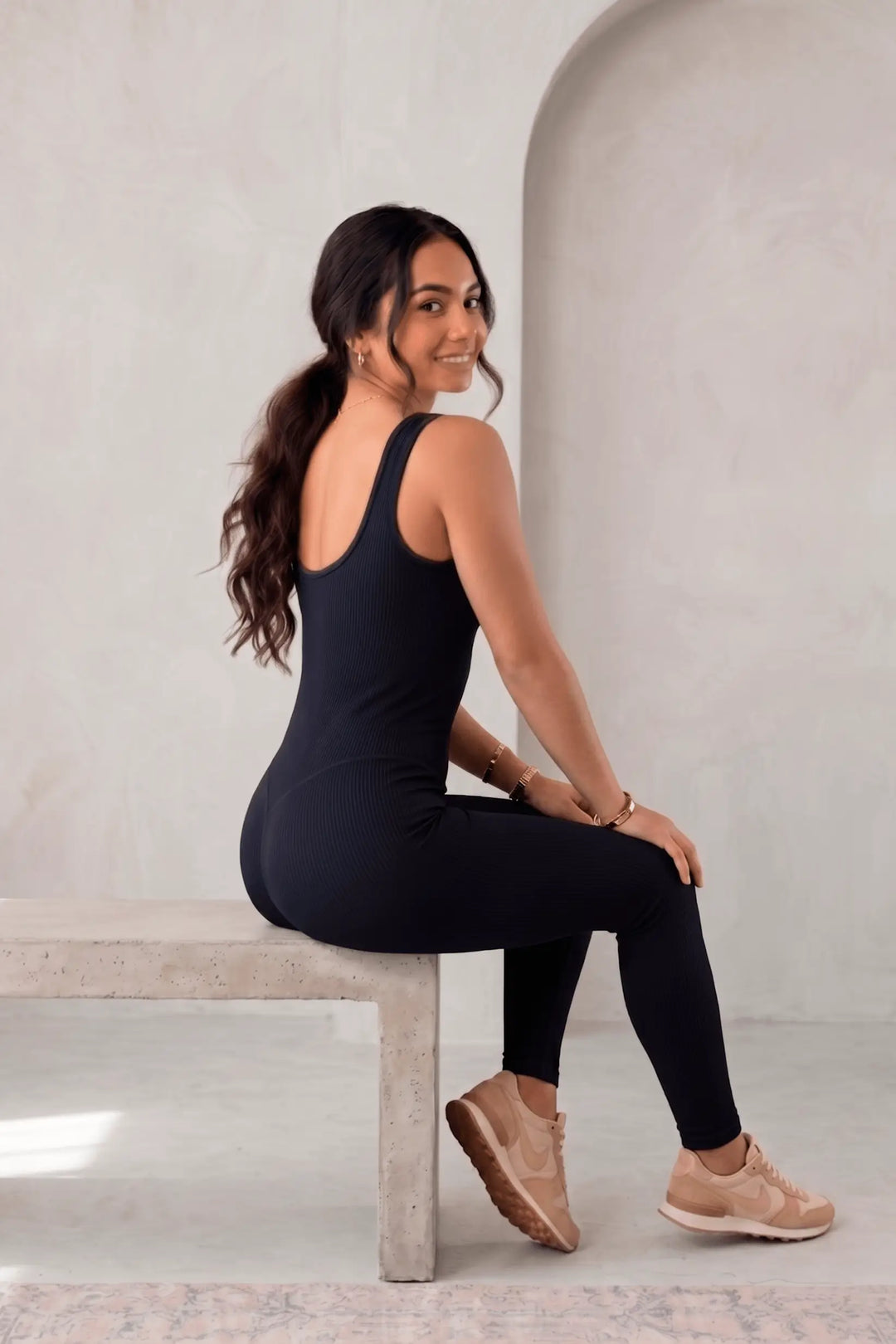 Skinny entero moldeador negro sin costuras con compresión ligera, control de abdomen, realce de cadera y cintura definida para estilizar la silueta en outfits diarios