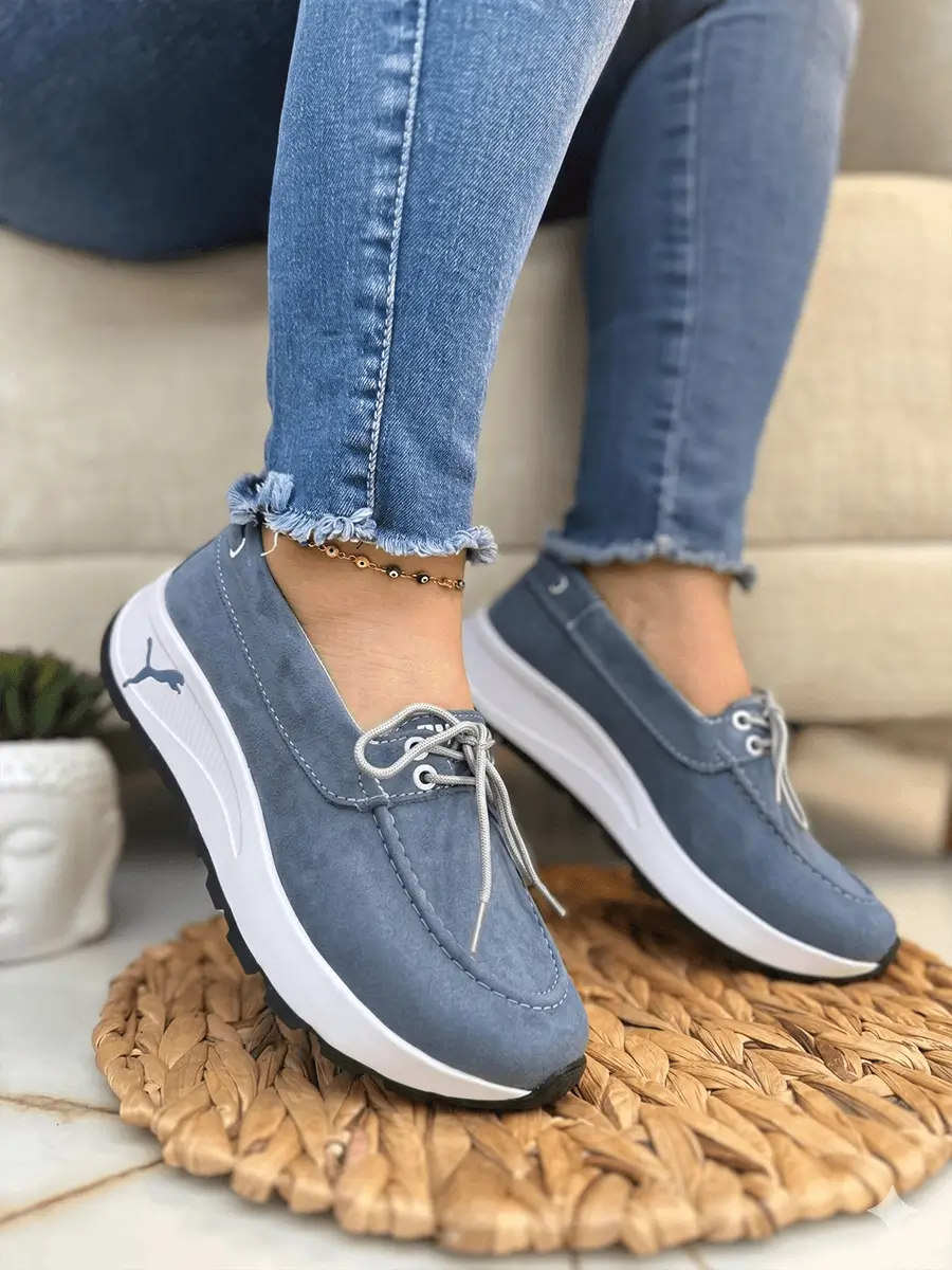 Zapatillas Dallena de mujer estilo casual en gamuza sintética azul cielo con suela antideslizante blanca, cordones ajustables y plataforma ligera para máximo confort, soporte ergonómico y estilo urbano.