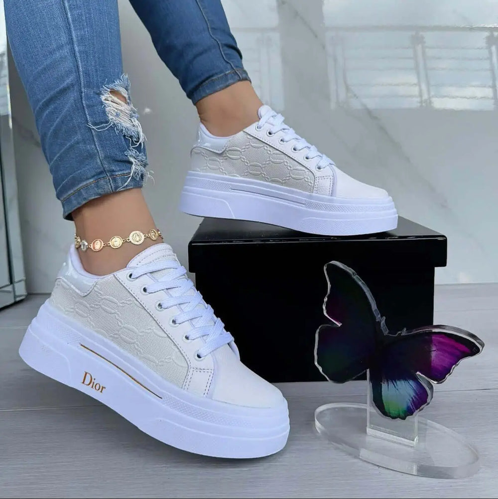 Zapatillas blancas de plataforma con diseño moderno y elegante, suela gruesa antideslizante que brinda comodidad y soporte para uso diario, perfectas para combinar con jeans y outfits casuales, calzado femenino ligero y resistente ideal para caminar todo el día.