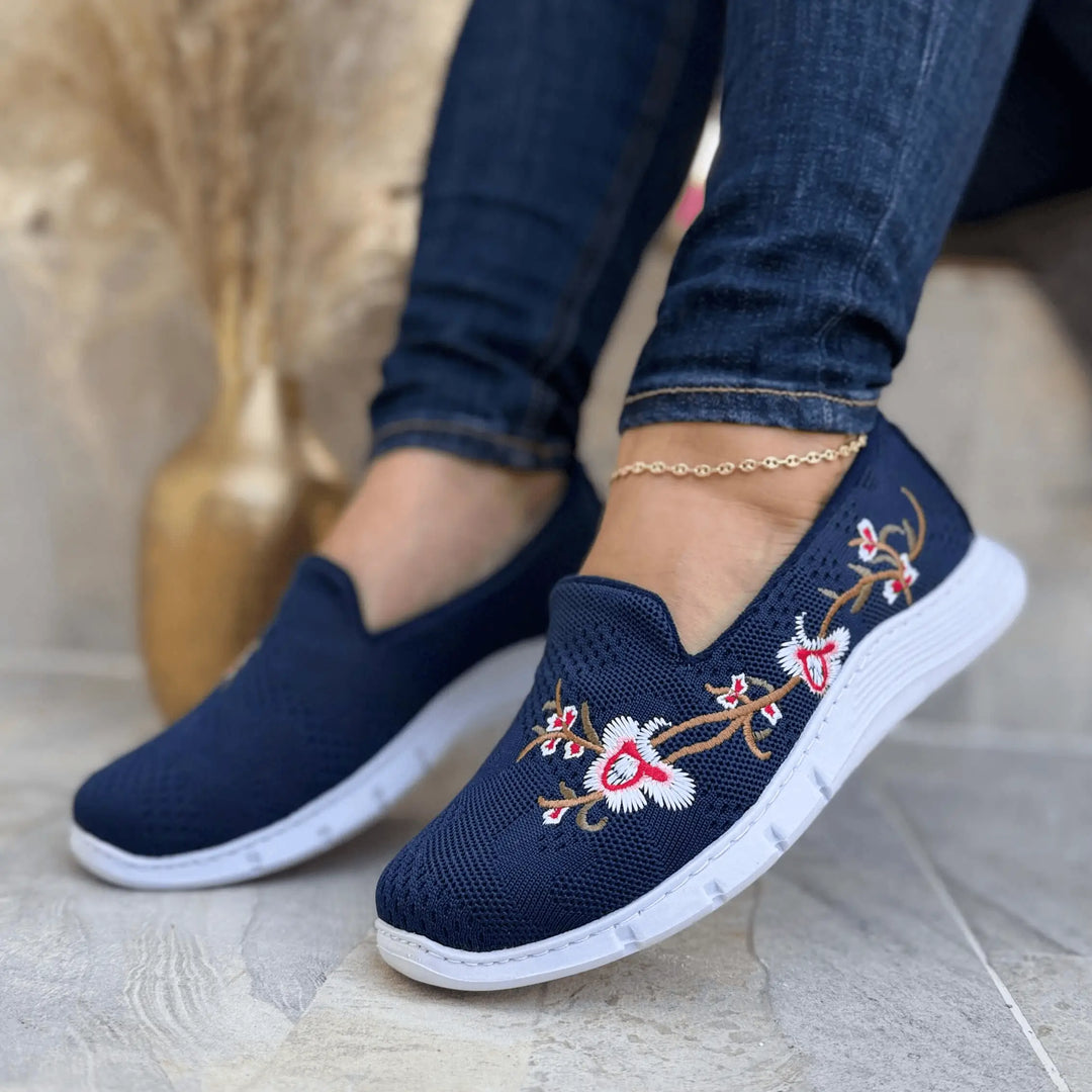 Zapatillas Florenza para mujer slip-on azul marino con bordado de flores blancas y rojas, suela ligera antideslizante, tejido transpirable y plantilla ergonómica para confort diario