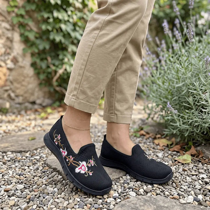Zapatillas Florenza casual para mujer en negro con bordado floral multicolor, malla transpirable, plantilla acolchada ergonómica y suela antideslizante, ligeras y cómodas para todo el día
