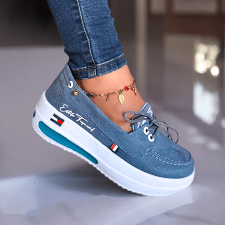 Zapatilla tipo náutico para mujer, color azul denim con suela de plataforma blanca. Calzado cómodo y elegante, ideal para uso diario, paseos o un estilo casual-chic. Diseño moderno con cordones decorativos y suela que ofrece altura, confort y estabilidad. Perfecta para mujeres que buscan distinción y comodidad en cada paso. Paga al recibir, con envío gratis. Un calzado que te eleva con un toque de frescura.
