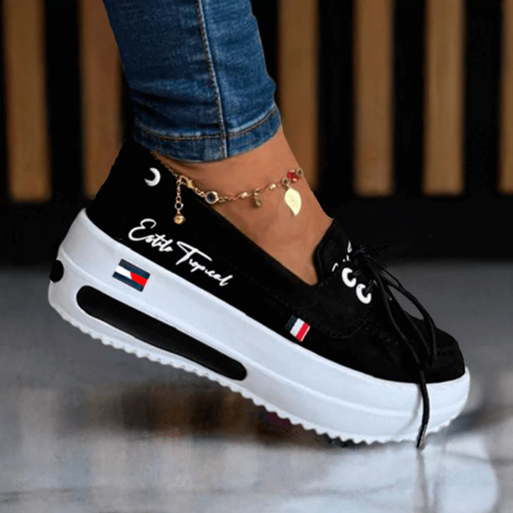 Zapatilla tipo náutico para mujer, color negro clásico con suela de plataforma blanca. Calzado cómodo y elegante, ideal para uso diario, paseos o un estilo casual-chic. Diseño moderno con cordones decorativos y suela que ofrece altura, confort y estabilidad. Perfecta para mujeres que buscan distinción y comodidad en cada paso. Paga al recibir, con envío gratis. Un calzado que te eleva con un toque de sobriedad.