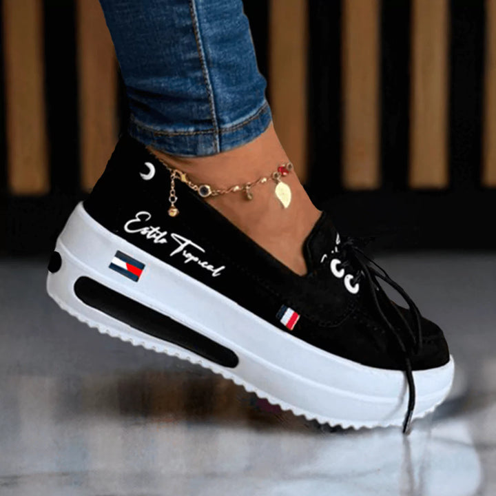 Zapatilla tipo náutico para mujer, color negro clásico con suela de plataforma blanca. Calzado cómodo y elegante, ideal para uso diario, paseos o un estilo casual-chic. Diseño moderno con cordones decorativos y suela que ofrece altura, confort y estabilidad. Perfecta para mujeres que buscan distinción y comodidad en cada paso. Paga al recibir, con envío gratis. Un calzado que te eleva con un toque de sobriedad.