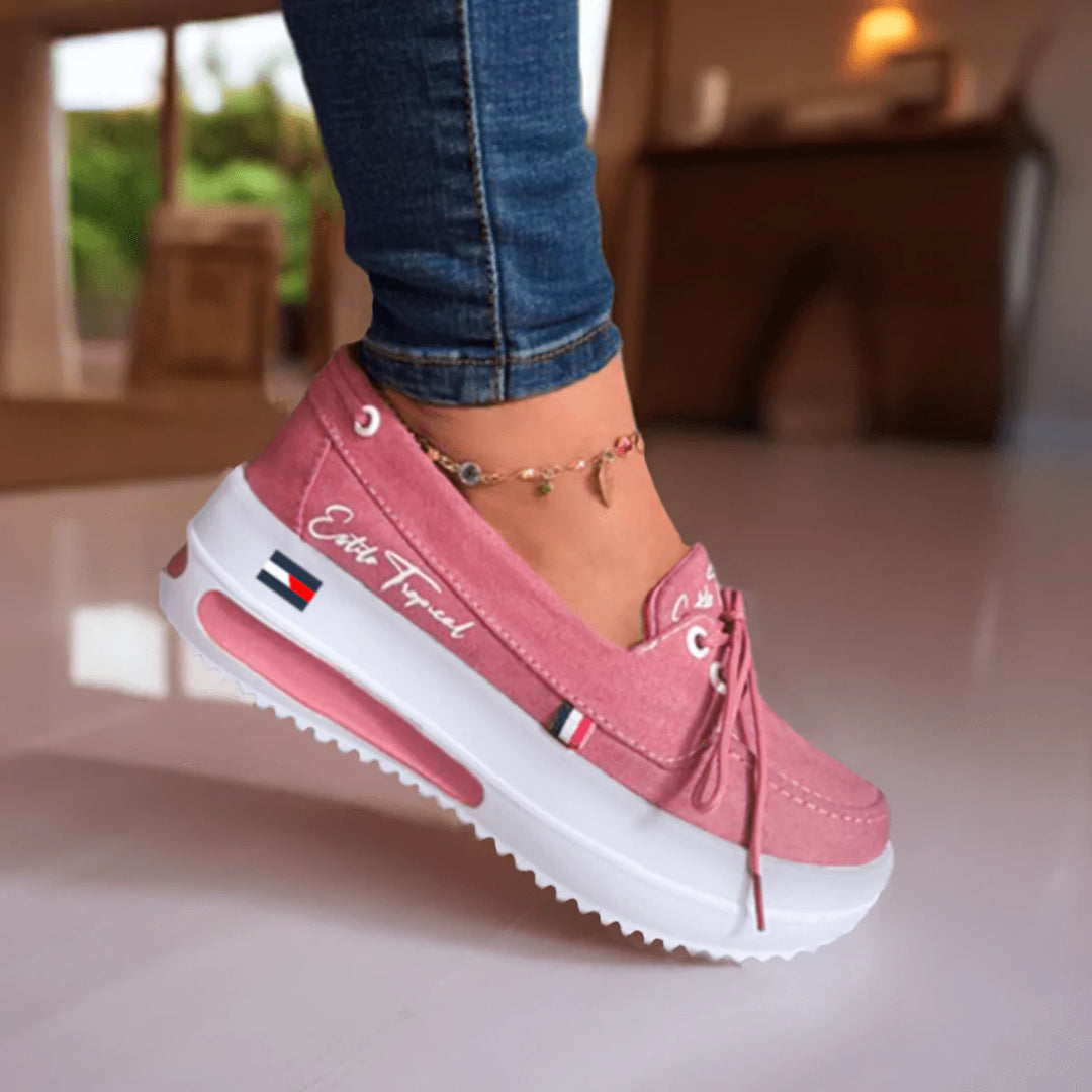 Zapatilla tipo náutico para mujer, color rosa pastel con suela de plataforma blanca. Calzado cómodo y elegante, ideal para uso diario, paseos o un estilo casual-chic. Diseño moderno con cordones decorativos y suela que ofrece altura, confort y estabilidad. Perfecta para mujeres que buscan distinción y comodidad en cada paso. Paga al recibir, con envío gratis. Un calzado que te eleva con un toque de delicadeza.