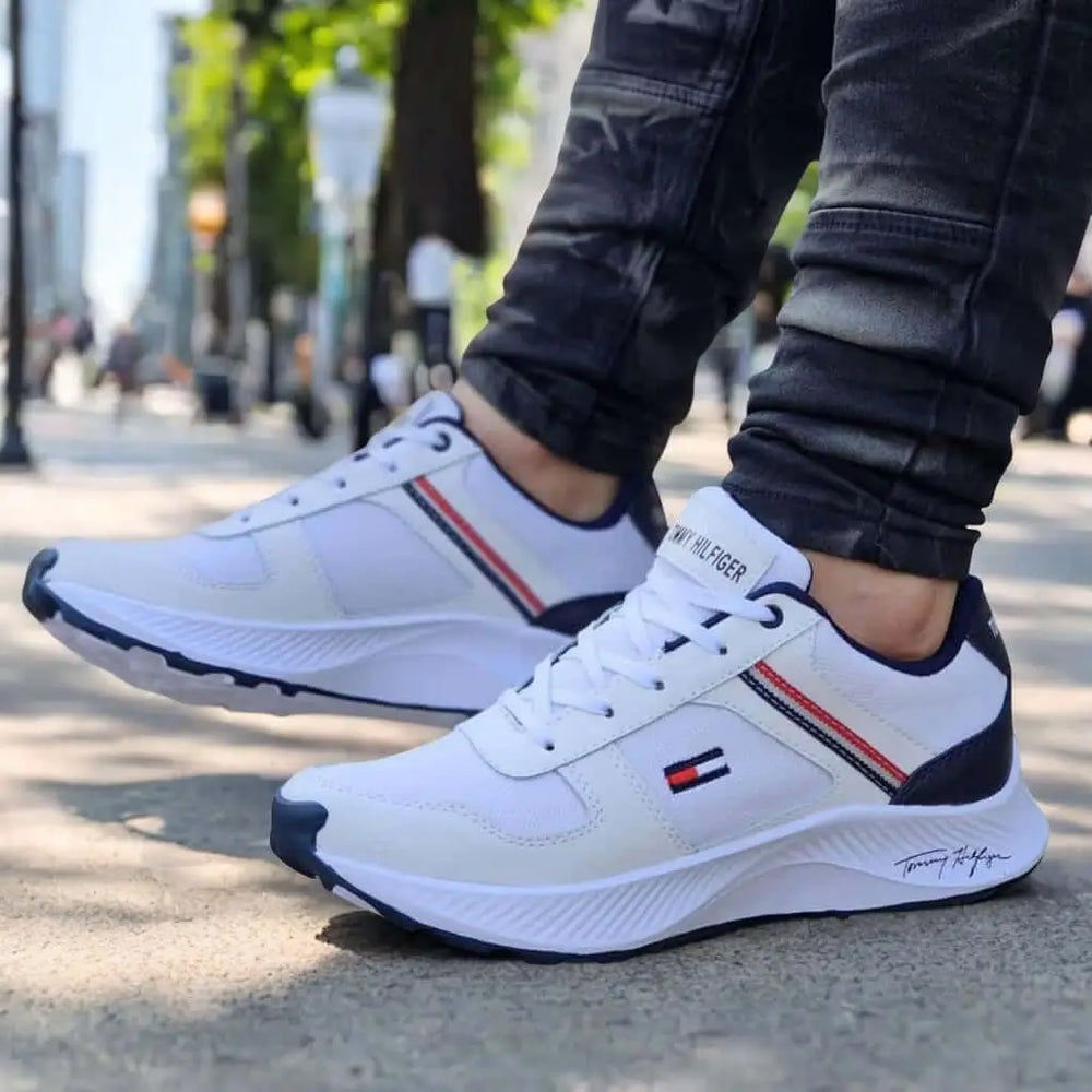 Zapatillas Legacy blancas para hombre con diseño moderno y urbano, suela antideslizante y cómoda, ideal para uso casual y deportivo, confeccionadas con materiales duraderos y transpirables que ofrecen soporte y estilo durante todo el día.