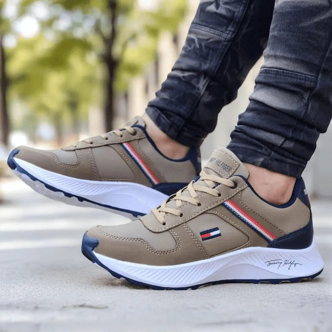Zapatillas Legacy para hombre, diseño deportivo en tonos beige y azul, suela blanca antideslizante para mayor seguridad, ideales para uso diario y actividades al aire libre, con materiales duraderos y cómodos que ofrecen soporte y transpirabilidad.