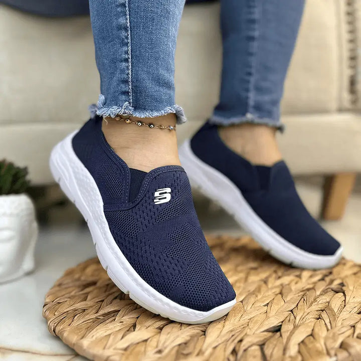 Zapatillas Luna slip-on casuales azul marino con suela blanca ligera de EVA, malla transpirable y plantilla acolchada que ofrece amortiguación y soporte ergonómico, perfectas para uso diario y estilo urbano