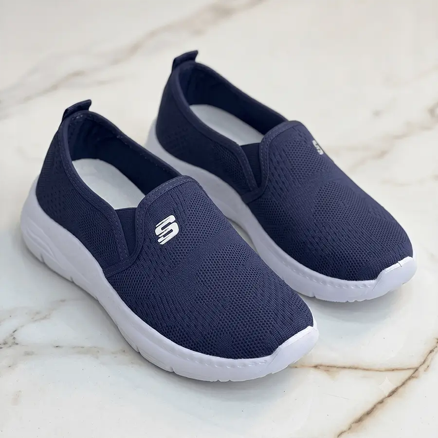 Zapatillas Luna slip-on color azul marino con suela blanca ligera y flexible, tejido de malla transpirable, plantilla ergonómica con amortiguación reactiva y suela antideslizante para uso diario, entrenamiento y estilo urbano.