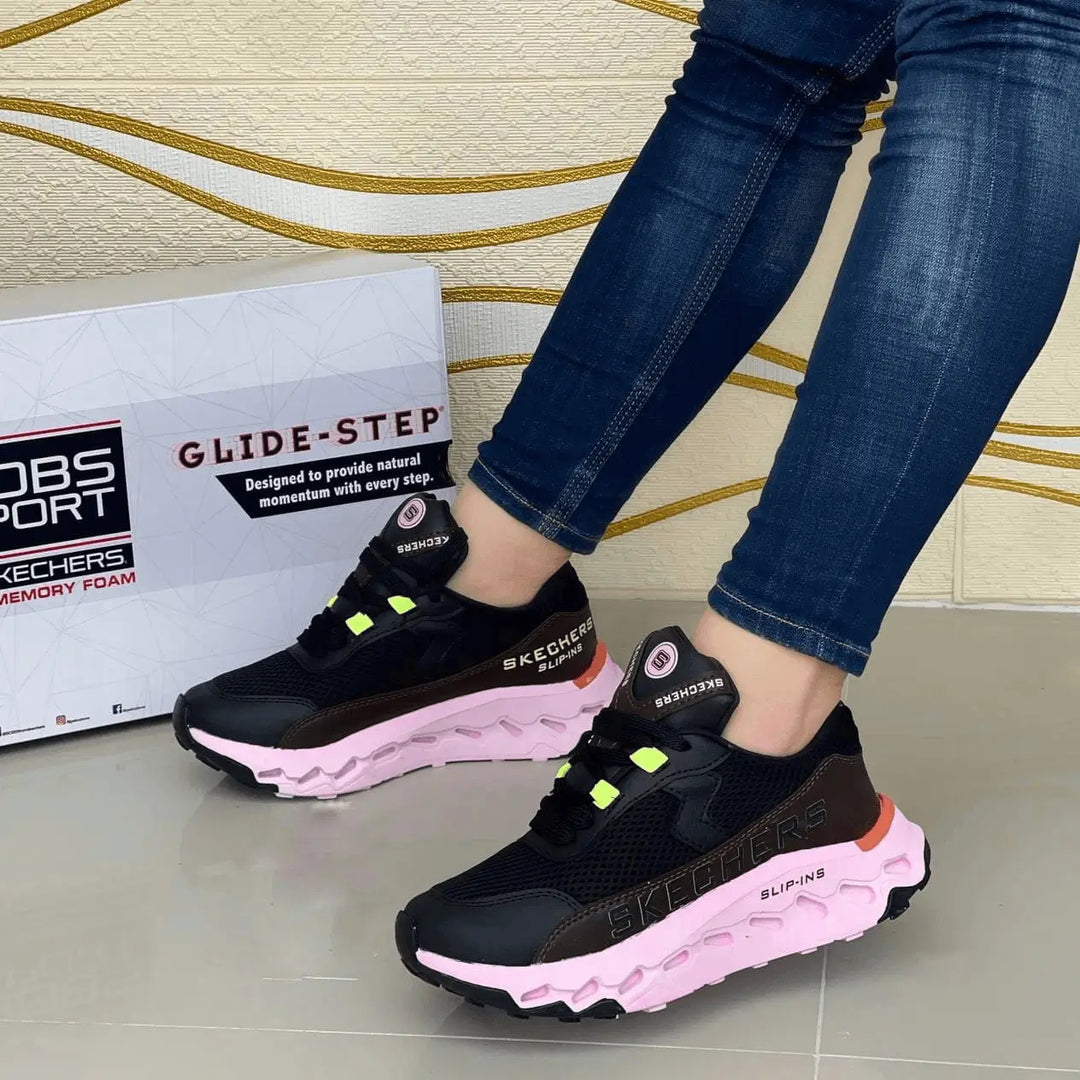 Zapatillas Madrid negras con suela rosa de espuma ligera, diseño transpirable y antideslizante, amortiguación ergonómica y estilo urbano para confort diario.