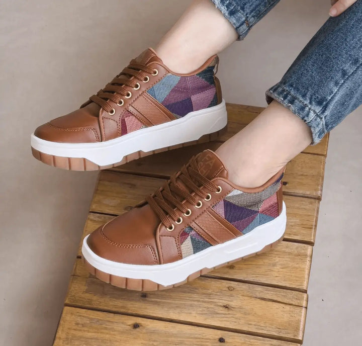 Zapatillas Marisol para mujer color café con detalles geométricos multicolor, suela blanca antideslizante con plataforma media, diseño moderno urbano, material transpirable y plantilla acolchada para mayor comodidad en uso diario
