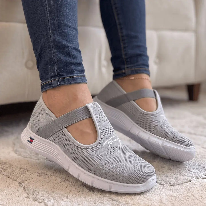 Zapatillas Milán de tejido calado gris con suela blanca antideslizante y correa elástica, ultra ligeras y transpirables para brindar máximo confort en el día a día urbano