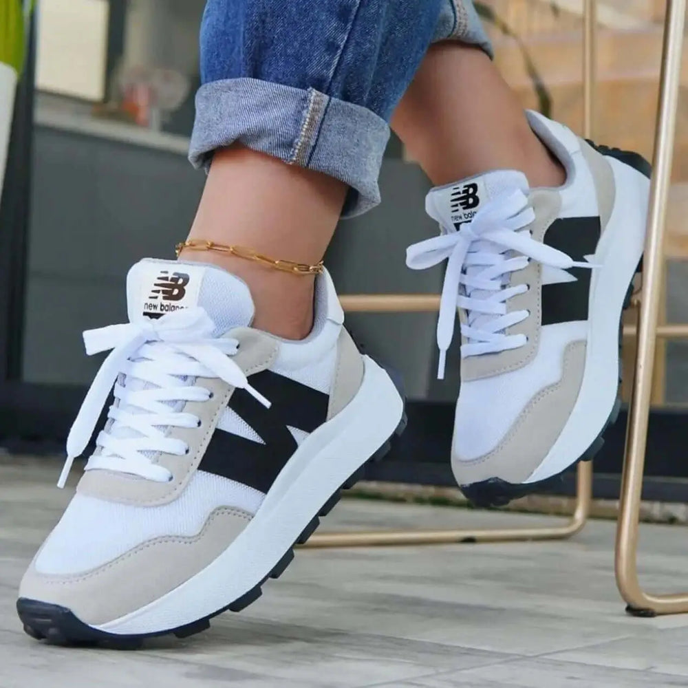 zapatillas deportivas blancas y beige con suela negra antideslizante, cordones blancos ajustables, diseño moderno y cómodo ideal para actividades diarias, hecho con materiales transpirables y duraderos, calzado liviano para mujer que ofrece soporte y estilo casual para uso urbano y deportivo