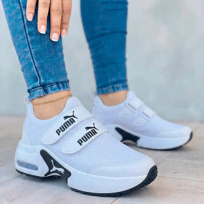Zapatillas Soft Air en color blanco con cierre de velcro, suela de aire amortiguadora, tejido transpirable y diseño ligero para uso diario y deporte