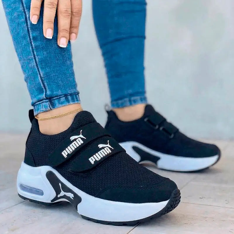 zapatillas Soft Air color negro con suela acolchada de aire, diseño liviano y transpirable, cierre de velcro para ajuste seguro, amortiguación antimpacto y suela antideslizante, perfectas para uso diario y estilo urbano casual