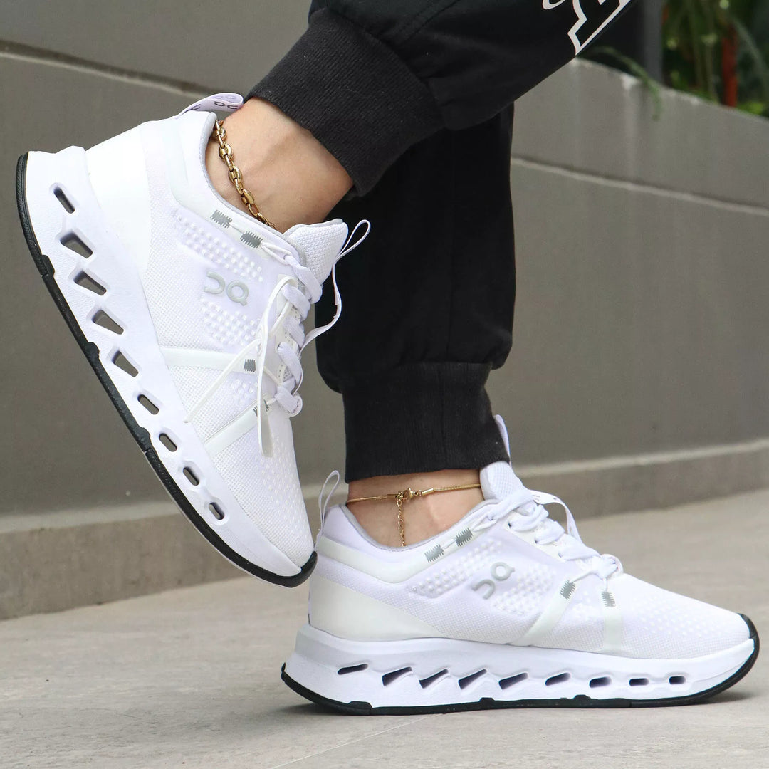 Zapatillas deportivas blancas para hombre con diseño moderno y suela acolchonada que brinda máxima comodidad y amortiguación, ideales para caminar y correr con soporte ligero y transpirabilidad avanzada, perfectas para uso urbano y actividades físicas diarias.