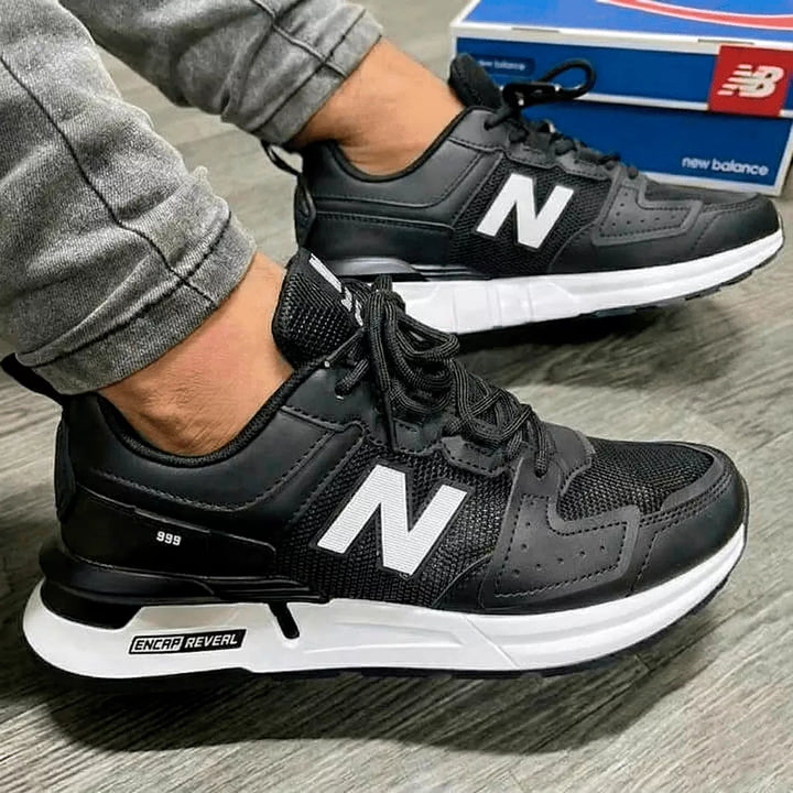 Zapatillas negras deportivas Everest 999 con suela blanca acolchada para máximo confort y absorción de impactos, diseño moderno y resistente para uso urbano y casual, ideales para caminar y entrenar con soporte ergonómico y materiales duraderos.