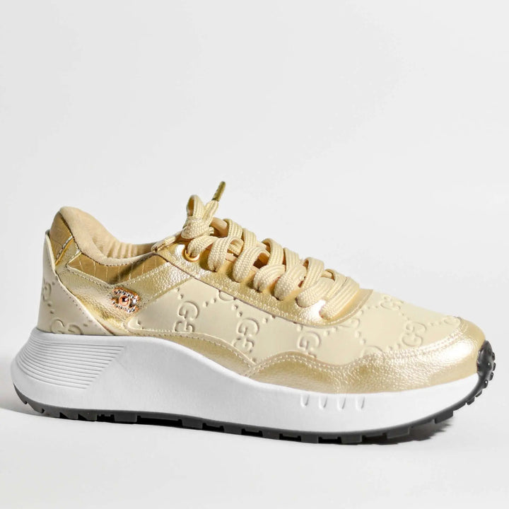 Zapatillas Élite beige y doradas para mujer con diseño moderno y elegante, suela blanca antideslizante que ofrece máxima comodidad y soporte para uso diario, ideales para combinar con ropa casual o deportiva, material resistente y transpirable que garantiza durabilidad y frescura durante todo el día.