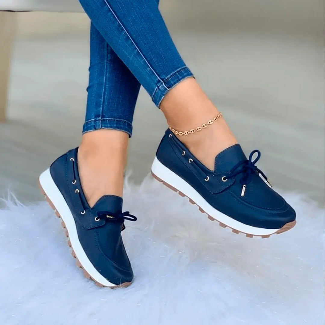 Zapatos casuales cómodos para mujer en color azul marino, diseño moderno con suela antideslizante y plantilla acolchonada, ideales para uso diario y combinar con jeans ajustados, calzado resistente y ligero para mayor bienestar y estilo en cada paso.