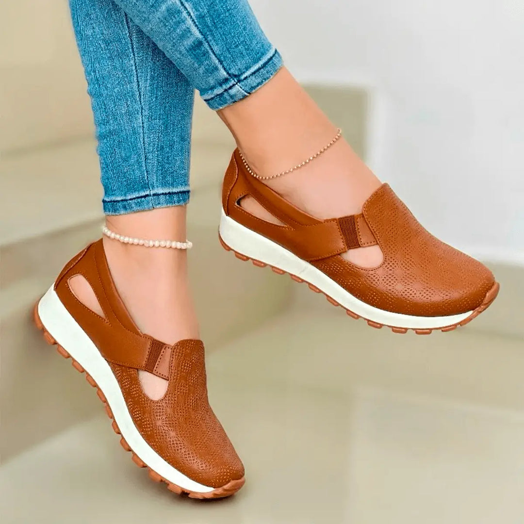 Zapatos Oxford Amélia color caramelo estilo casual para mujer con diseño ergonómico, suela antideslizante y acolchonada que ofrece máximo confort en el uso diario, ideales para caminar largas distancias con soporte plantar y transpirabilidad.