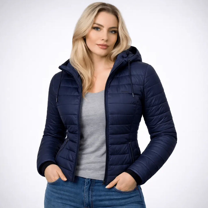 Chaqueta impermeable Alaska de mujer en azul marino con capucha ajustable, bolsillos con cremallera y relleno térmico ligero, resistente al agua y de corte entallado ideal para lluvia y frío